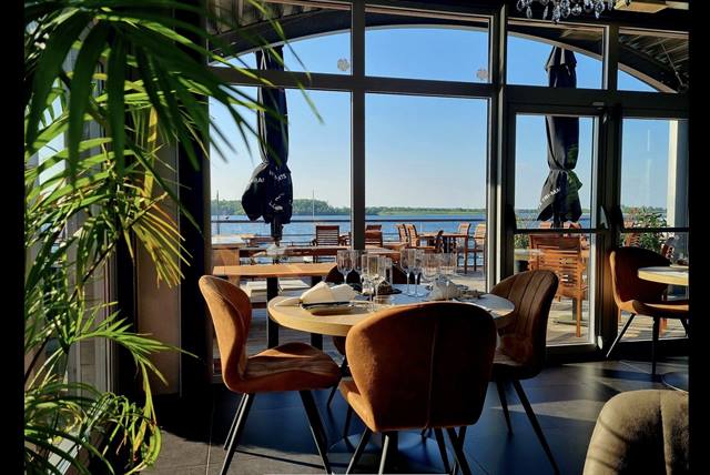 Salle du restaurant Le&nbsp;Tri‑Marrants vue terrasse et lac