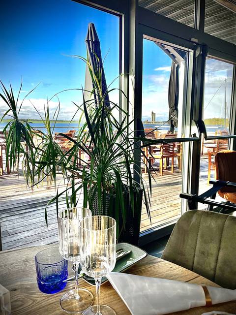 Table avec vue terrasse et lac — Le&nbsp;Tri‑Marrants