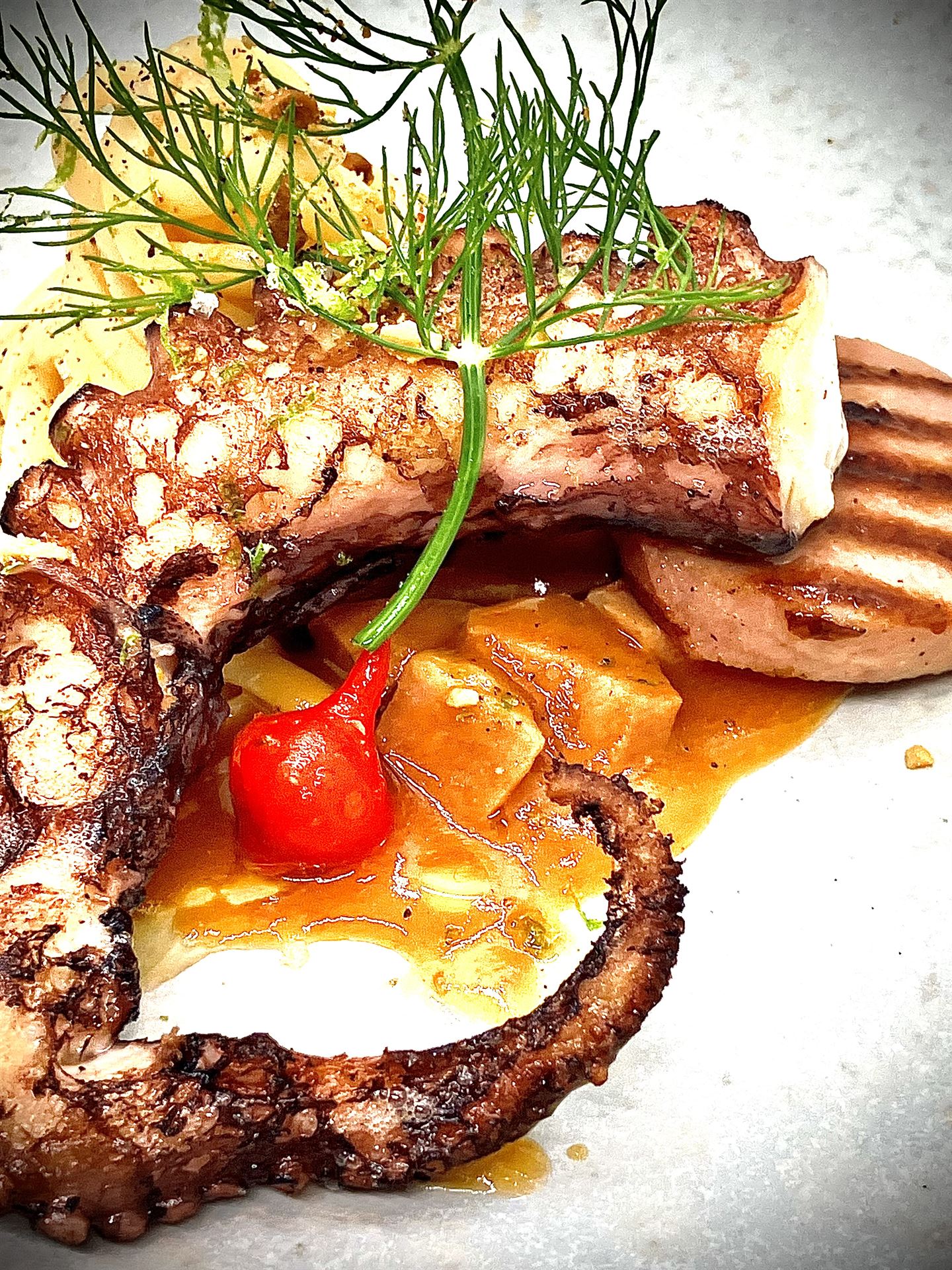 Plat de poulpe grillé au restaurant Le&nbsp;Tri‑Marrants